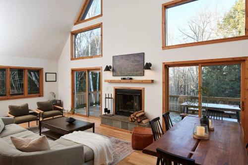ロスコーにあるPrivate Chalet with Fire Pit Deck and Large Yardのソファと暖炉のあるリビングルーム
