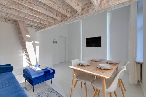 Μια τηλεόραση ή/και κέντρο ψυχαγωγίας στο Grand Molo by Grand Apartments