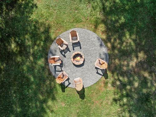 Κήπος έξω από το Catskill Retreat with Hot Tub and Fire Pit