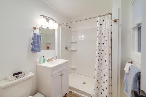 Ένα μπάνιο στο Steps to Dtwn and Fabulous Restaurants Chic Condo