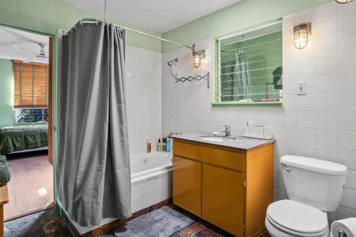 ein Badezimmer mit Toilette, Waschbecken und Dusche in der Unterkunft Steps to Venice Beach Vintage Venice Retreat in Los Angeles