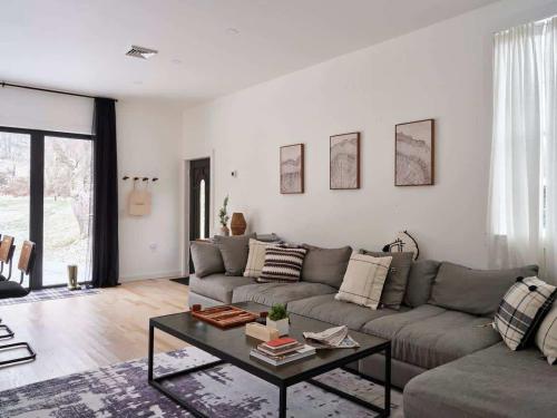 Un lugar para sentarse en Chic Renovated Chalet with Private Pond
