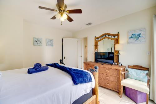 Ein Bett oder Betten in einem Zimmer der Unterkunft Seaside Home on the Space Coast with Beach Access!