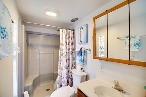 Ein Badezimmer in der Unterkunft Seaside Home on the Space Coast with Beach Access!