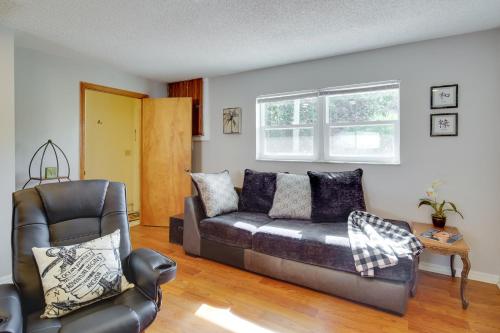 Гостиная зона в Next to Turtle Preserve Oceanside Florida Retreat