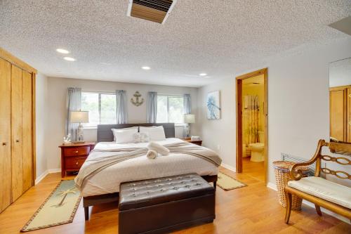 Кровать или кровати в номере Next to Turtle Preserve Oceanside Florida Retreat