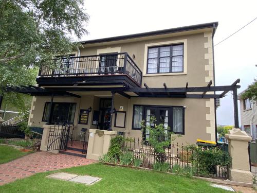 Bangunan di mana terletaknya rumah tamu ini