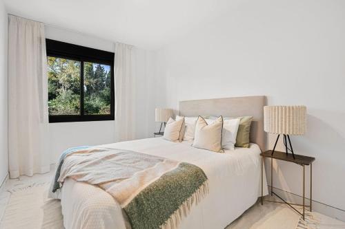 MARBELLA HOME RENTALS - Puerto Banus, 3BR Apartment, sea & mountain views