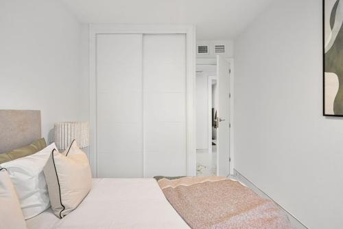 MARBELLA HOME RENTALS - Puerto Banus, 3BR Apartment, sea & mountain views