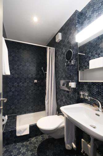 Koupelna v ubytování Hotel Alpina Parpan
