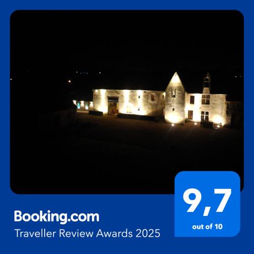 une vue nocturne d'un château avec des lumières dessus dans l'établissement Demeure authentique du 15e siecle au calme, à Saint-Longis