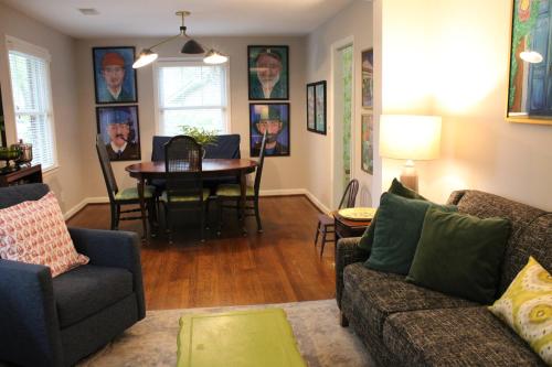 un salon avec un canapé et une table dans l'établissement Harborview Haven, à Charleston