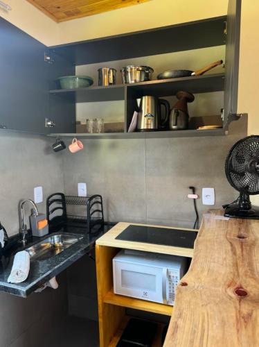 Dapur atau dapur kecil di Alpininha kitnet