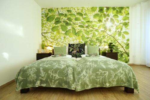 Ένα ή περισσότερα κρεβάτια σε δωμάτιο στο RELAX - APPARTEMENTS mit Pool und Sauna, Allgäu