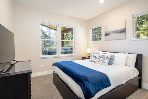 a bedroom with a bed and two windows at Suncadia 4 Bdrm Pet Friendly with Mountain views in Cle Elum