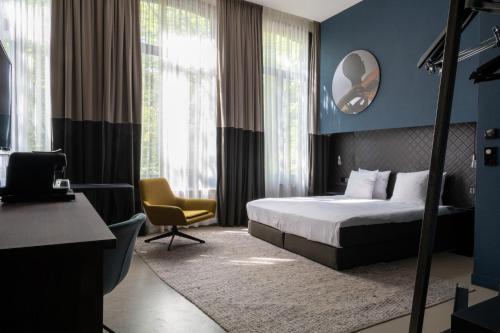Boutique Hotel Oosteinde tesisinde bir odada yatak veya yataklar