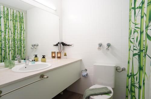Ένα μπάνιο στο RELAX - APPARTEMENTS mit Pool und Sauna, Allgäu