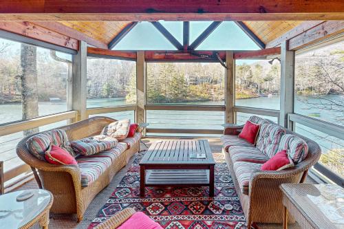 Un lugar para sentarse en Lakefront Haven