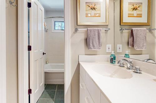 Un baño de Lakefront Haven