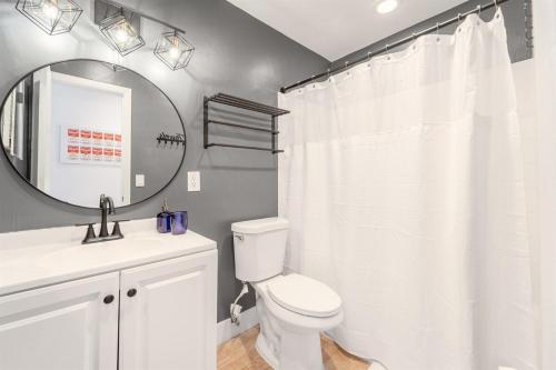 Ένα μπάνιο στο Modern Chic Getaway - Sleeps 11 - Palmwavestays