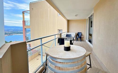 Ein Balkon oder eine Terrasse in der Unterkunft Appartement 6 personnes vue mer Baie de Cannes - Antibes