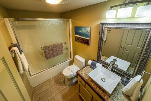 een badkamer met een toilet, een wastafel en een douche bij Enchanted Getaway in Hot Springs