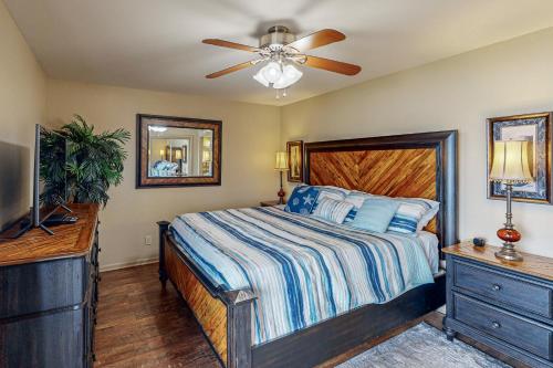 een slaapkamer met een bed en een plafondventilator bij Enchanted Getaway in Hot Springs