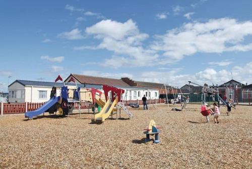 Ο χώρος παιχνιδιού για παιδιά στο R&A Static Caravan Holidays, Towyn, North Wales