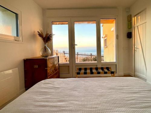 une chambre avec un lit et une fenêtre avec vue dans l'établissement Ault Mer - Exceptional view, à Ault