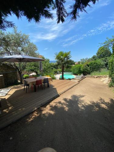 Belle maison en pierre avec piscine