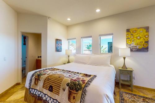 een slaapkamer met een groot bed en ramen bij Canyon Paradise Spacious & Luxurious Retreat w/Unforgettable Views, Private Pool-close to Hiking in Encinitas