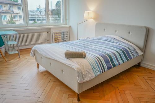Downtown Zurich - Large, quiet private room "Jura" in homestay - Enge station - Lake & City - For 1 person