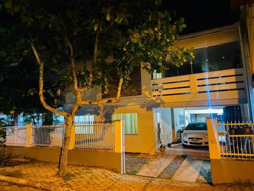 a car is parked in front of a building at Lindo Sobrado SFS Enseada Beach in São Francisco do Sul