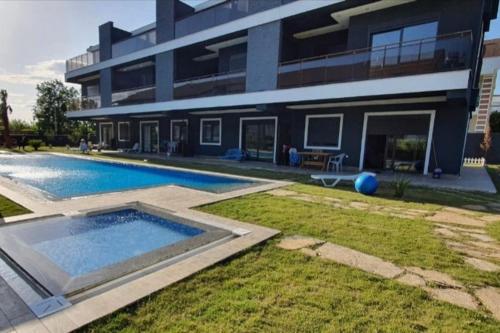 Πισίνα στο ή κοντά στο Mali Garden Residence