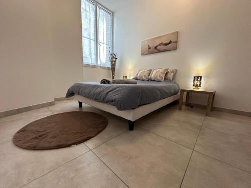 Postel nebo postele na pokoji v ubytování SENS Agréable appartement