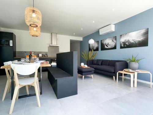 una cucina e un soggiorno con un tavolo e un divano di Appartement Aqua-Villas Lake And Sea a Seignosse