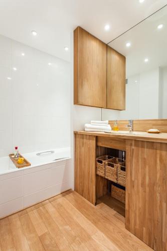 - une cuisine avec un évier et une baignoire dans l'établissement Beautiful Paris Centre apartment in garden, à Paris