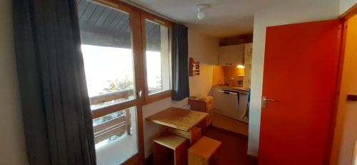 Cette chambre dispose d'une grande fenêtre et d'une cuisine. dans l'établissement Studio 442 au pied des pistes La Plagne, à Aime La Plagne