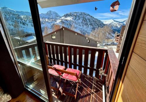 d'un balcon avec deux chaises et une vue sur les montagnes. dans l'établissement Charmant studio avec vue dégagée, à Isola