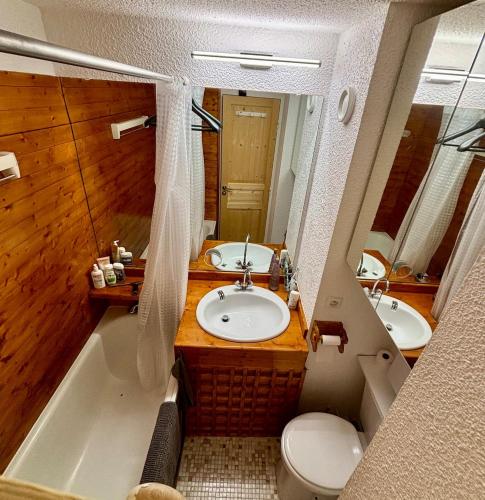 une salle de bain avec un lavabo, une baignoire et des toilettes dans l'établissement Charmant studio avec vue dégagée, à Isola