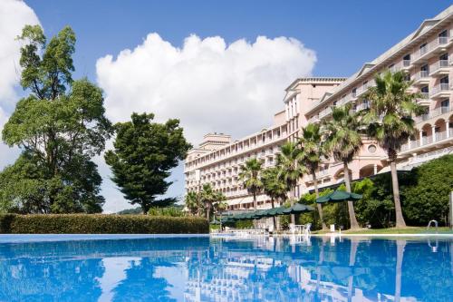 a swimming pool in front of a building at Hotel Sekia in Sekimachi