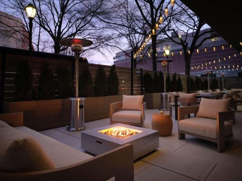 Χώρος καθιστικού στο Sonesta White Plains Downtown