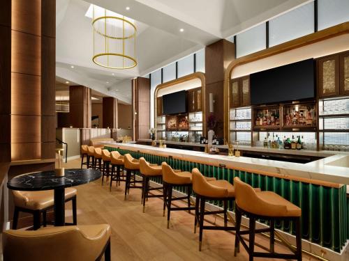 Ο χώρος του lounge ή του μπαρ στο Sonesta White Plains Downtown
