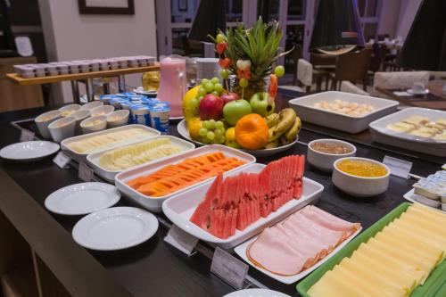 Una mesa cubierta con muchos tipos diferentes de comida en Bourbon Hotel Cambara, en Cambará
