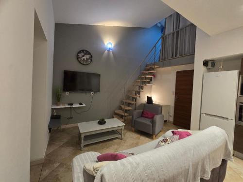 un salon avec un canapé et une télévision dans l'établissement Douceur de Provence, à Bras