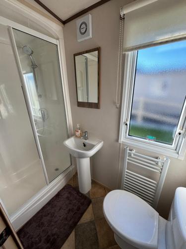 ein Badezimmer mit Waschbecken, Dusche und Toilette in der Unterkunft The Retreat 34, Central Heating, Pet friendly, WiFi - Golden Palm Resort - Meadow Lakes Caravan & Lodge Hire in Chapel Saint Leonards