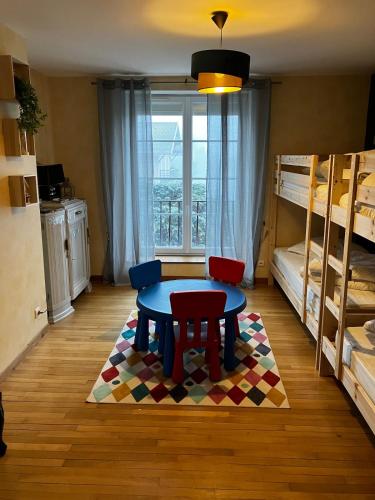 Cette chambre comprend une table et deux lits superposés. dans l'établissement Au pied du Lac, à Gérardmer
