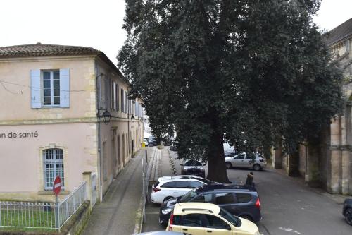 une rue avec des voitures garées à côté d'un bâtiment dans l'établissement Appartement de caractère plein centre, à Bourg