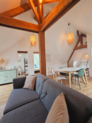 un salon avec un canapé bleu et une table dans l'établissement Appartement Vanille, à Pontivy