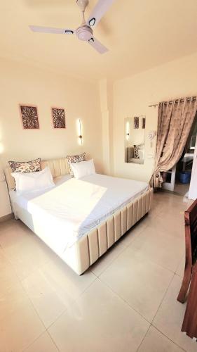 Ein Bett oder Betten in einem Zimmer der Unterkunft Cozy 3 bedroom Apt with Central location